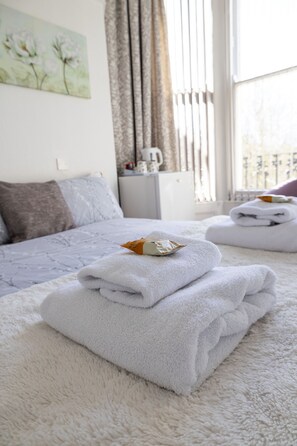Pillow-top beds, individually decorated, individually furnished - Carlton House Guesthouse (Scarborough)