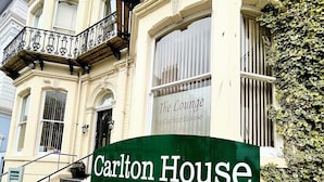 A building with a sign that reads "Carlton House" and "The Lounge @CarltonHouse". - Carlton House Guesthouse (Scarborough)