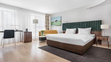 Escritorio, cortinas blackout y tabla de planchar con plancha