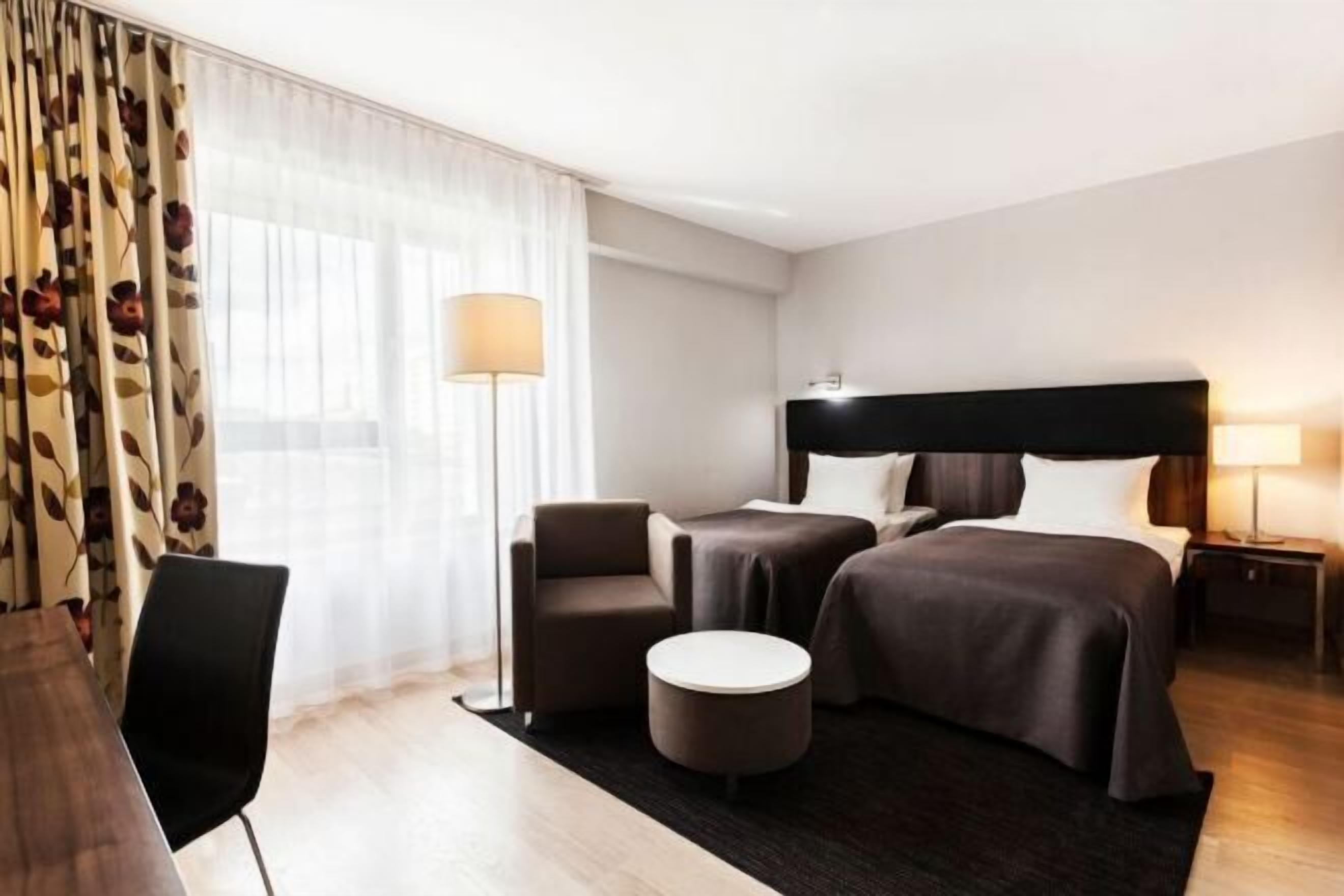 Escritorio, cortinas blackout y tabla de planchar con plancha 