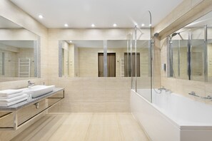 Studio, 1 très grand lit | Salle de bain | Articles de toilette (gratuits), séchoir à cheveux, pantoufles