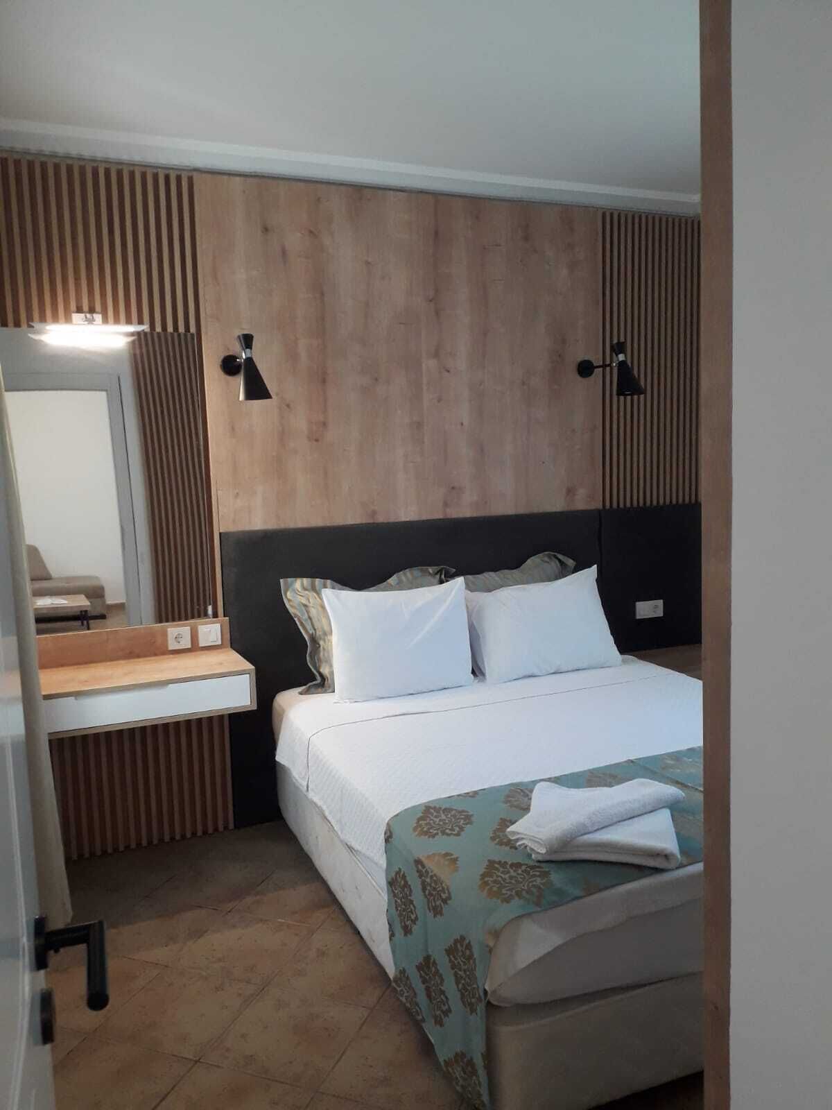 Standard Suite | Bar mini, peti besi dalam bilik, meja, ruang kerja komputer riba 