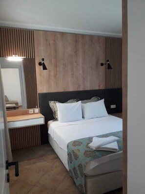 Standard Suite | Minibar, in-room safe, desk, laptop workspace