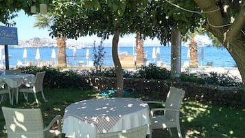 Sarapan, makan tengah hari dan makan malam dihidangkan