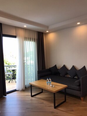 Honeymoon-Suite | Wohnbereich | LCD-Fernseher