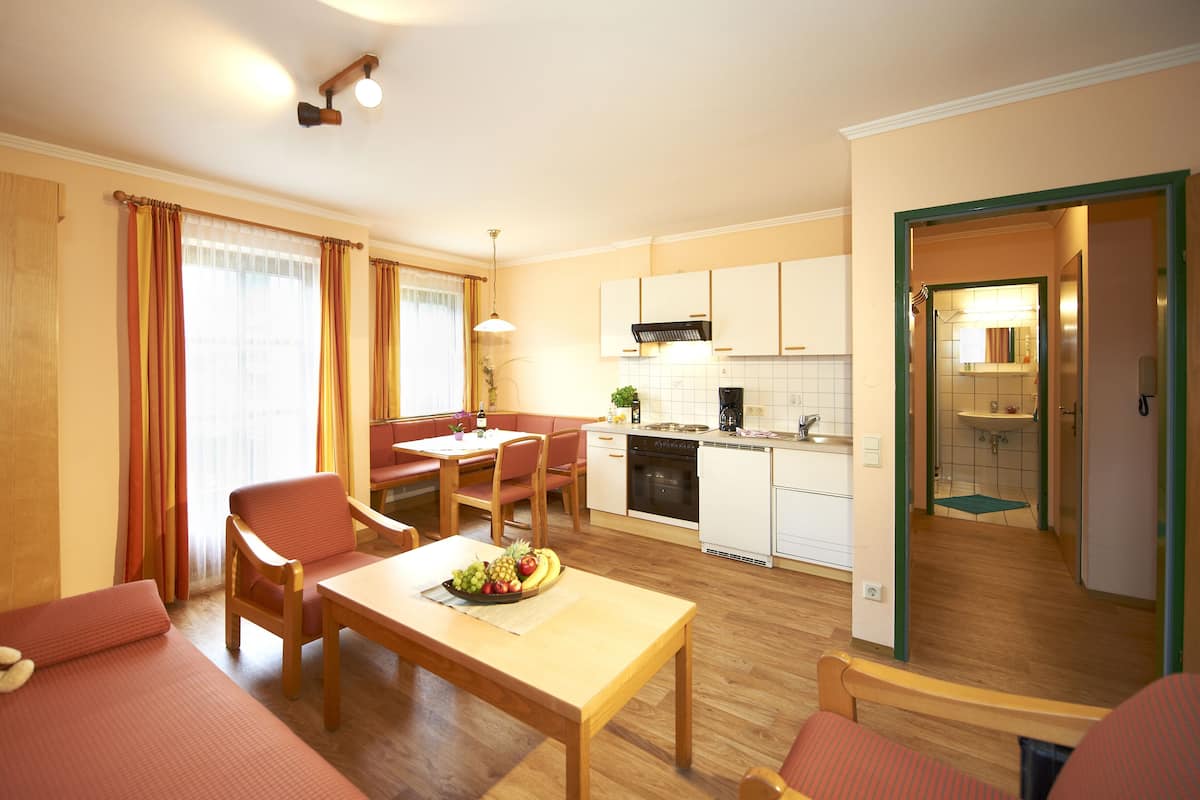 Apartment, 1 Bedroom, Balcony | Makan dalam bilik