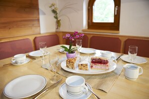 Apartment, 3 Bedrooms, Balcony | In-room dining - Appartements Jakobshof (Flachau)