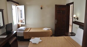 Habitación triple económica | Escritorio
