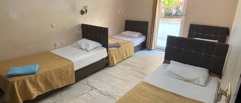 Kamar Quadruple Ekonomi | Meja kerja