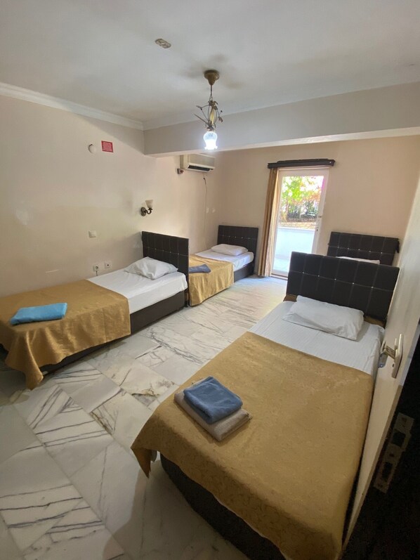 Habitación cuádruple económica | Escritorio