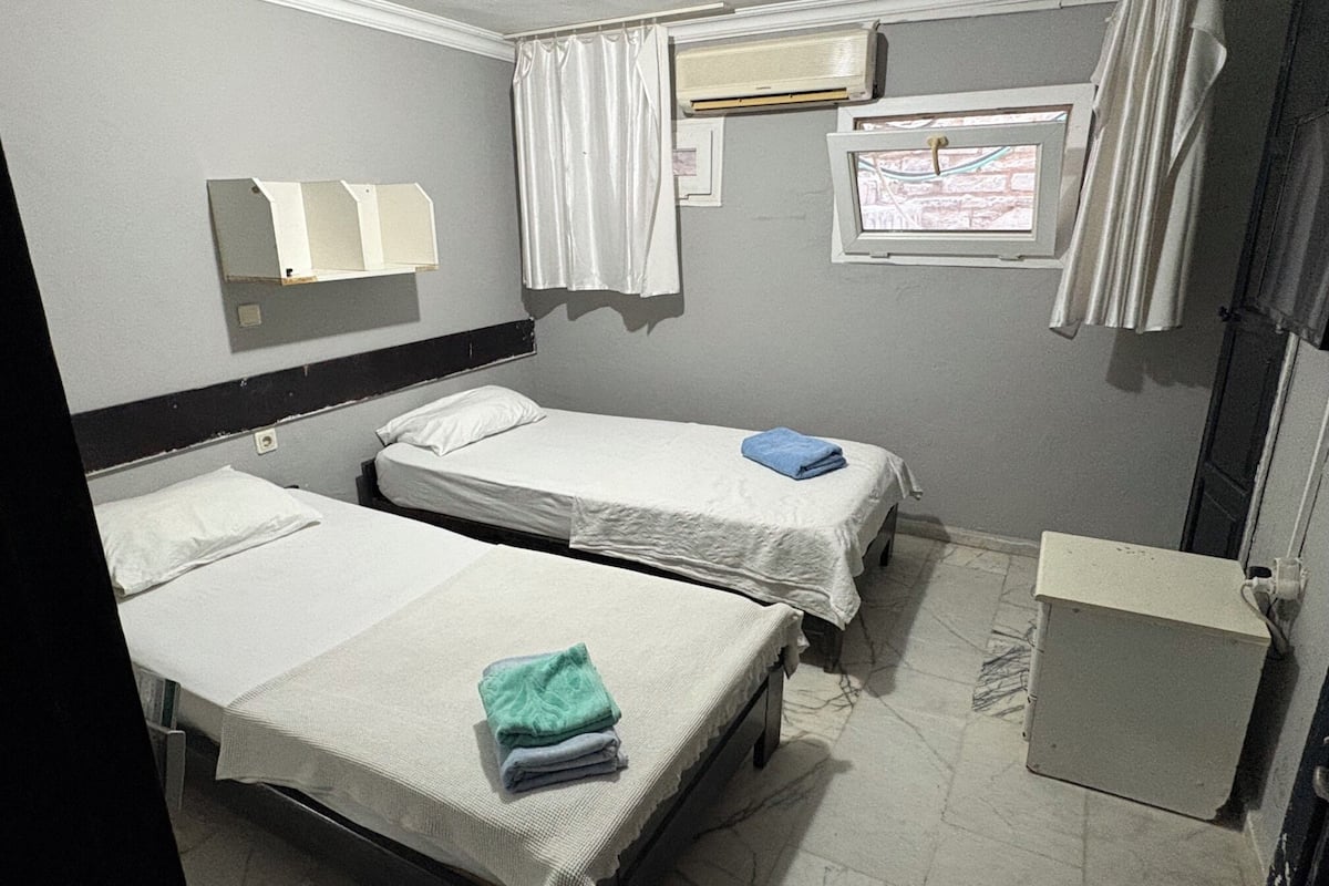 Twin Room, 2 Twin Beds, Ground Floor | Desk, bed sheets