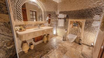 Quarto superior, 1 quarto | Banheiro | Chuveiro, produtos de toalete grátis, secador de cabelo, chinelos