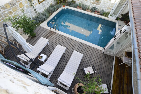 Piscine extérieure, parasols de plage, chaises longues