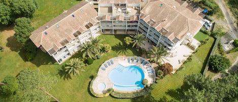 季节性开放的室外游泳池