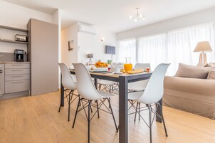 Una televisión de pantalla plana