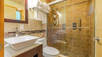 Rom – premium, resort-utsikt | Bad | Dusj, miljøvennlige toalettsaker, hårføner og håndklær