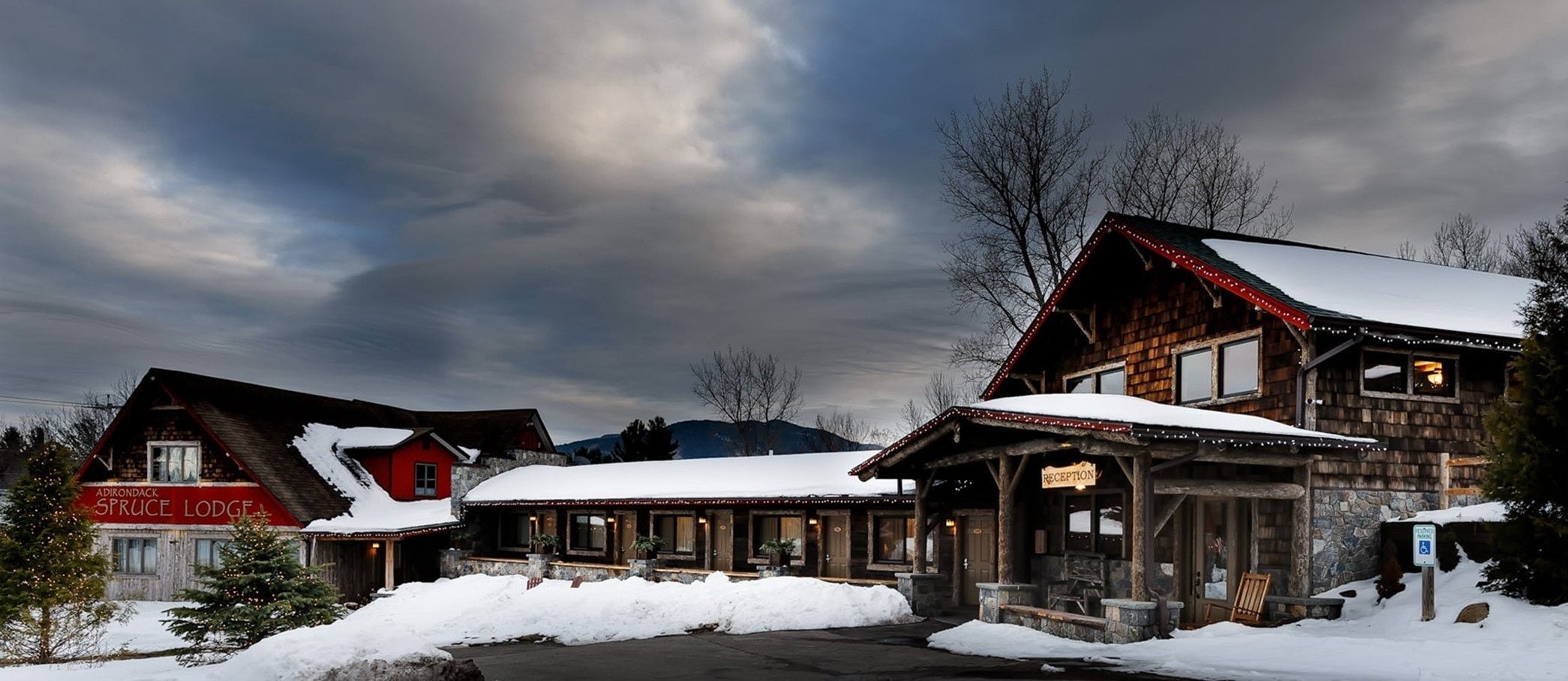 Bagian depan properti - sore/malam