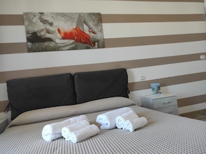 Desk, bed sheets - My Hotel (Rodi Garganico)