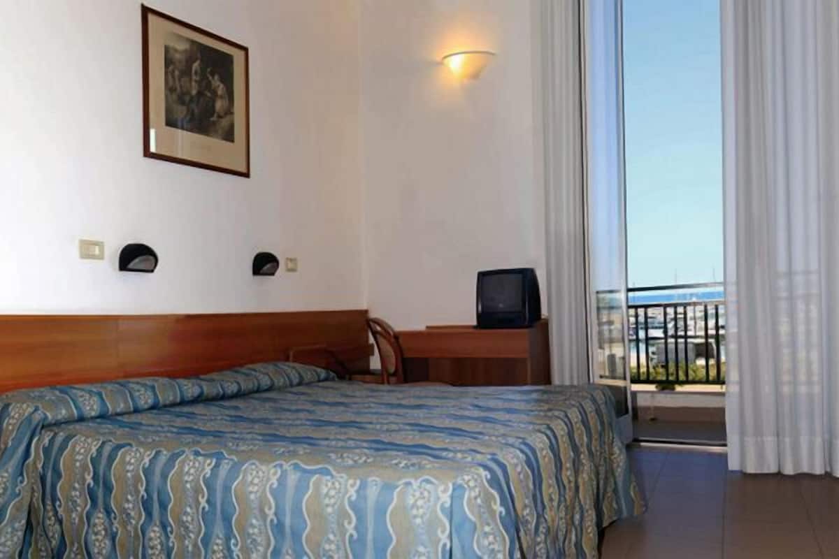 Escritorio y ropa de cama