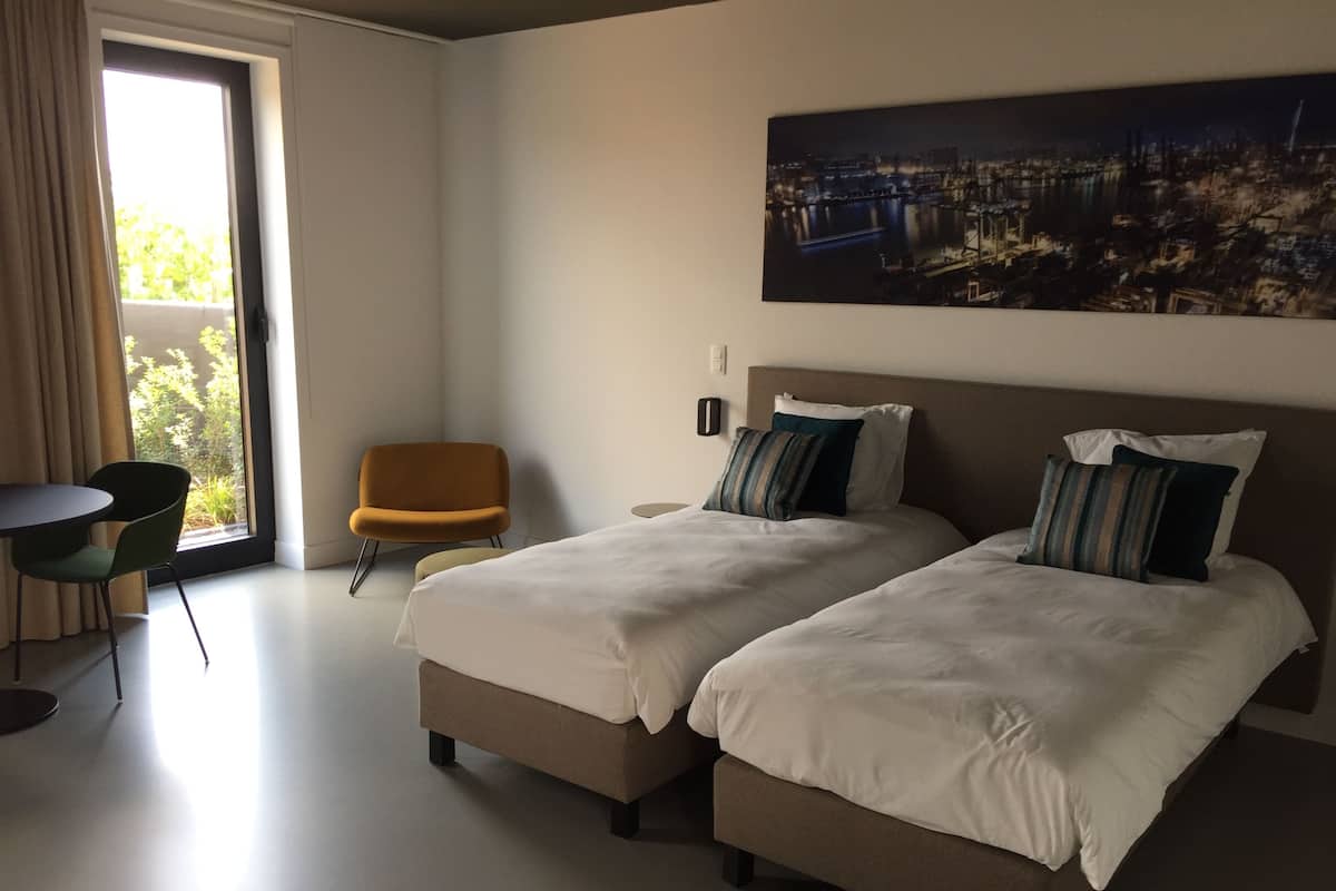 Ropa de cama de alta calidad y caja de seguridad en la habitación 