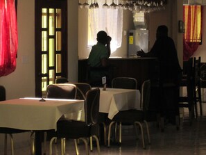 S'hi serveixen esmorzars, dinars i plats de cuina local i internacional