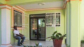 Pintu masuk properti