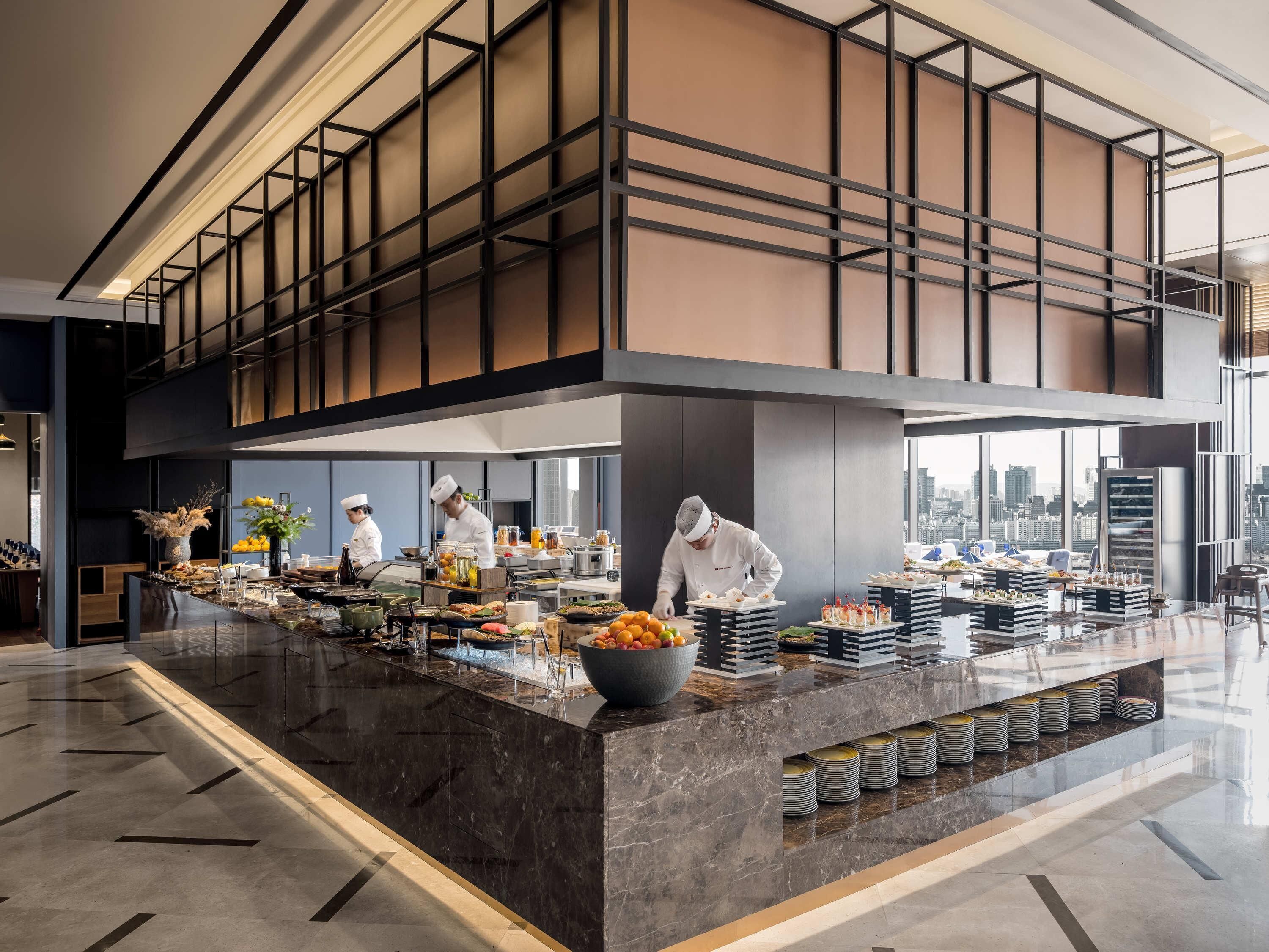3 restaurants; ze serveren er ontbijt, lunch, diner en brunch 