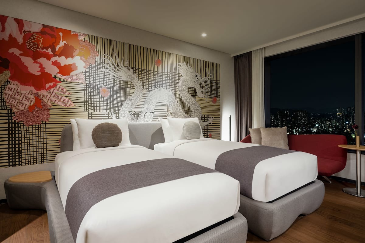 Luxe beddengoed, donzen dekbedden, een kluis op de kamer, een bureau