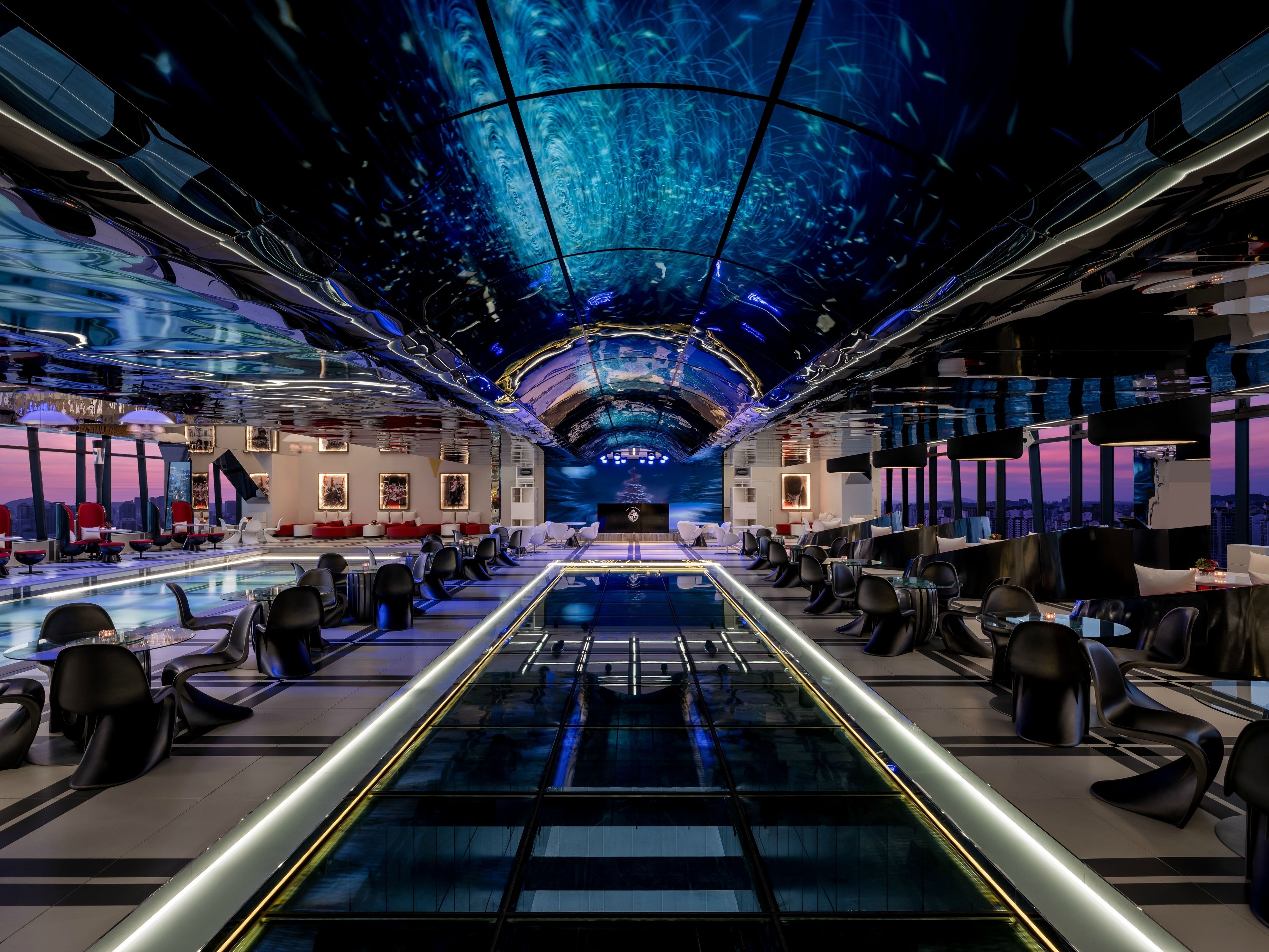 3 restaurants, breakfast served