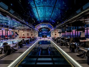 3 restaurants; breakfast, lunch, dinner, and brunch served
