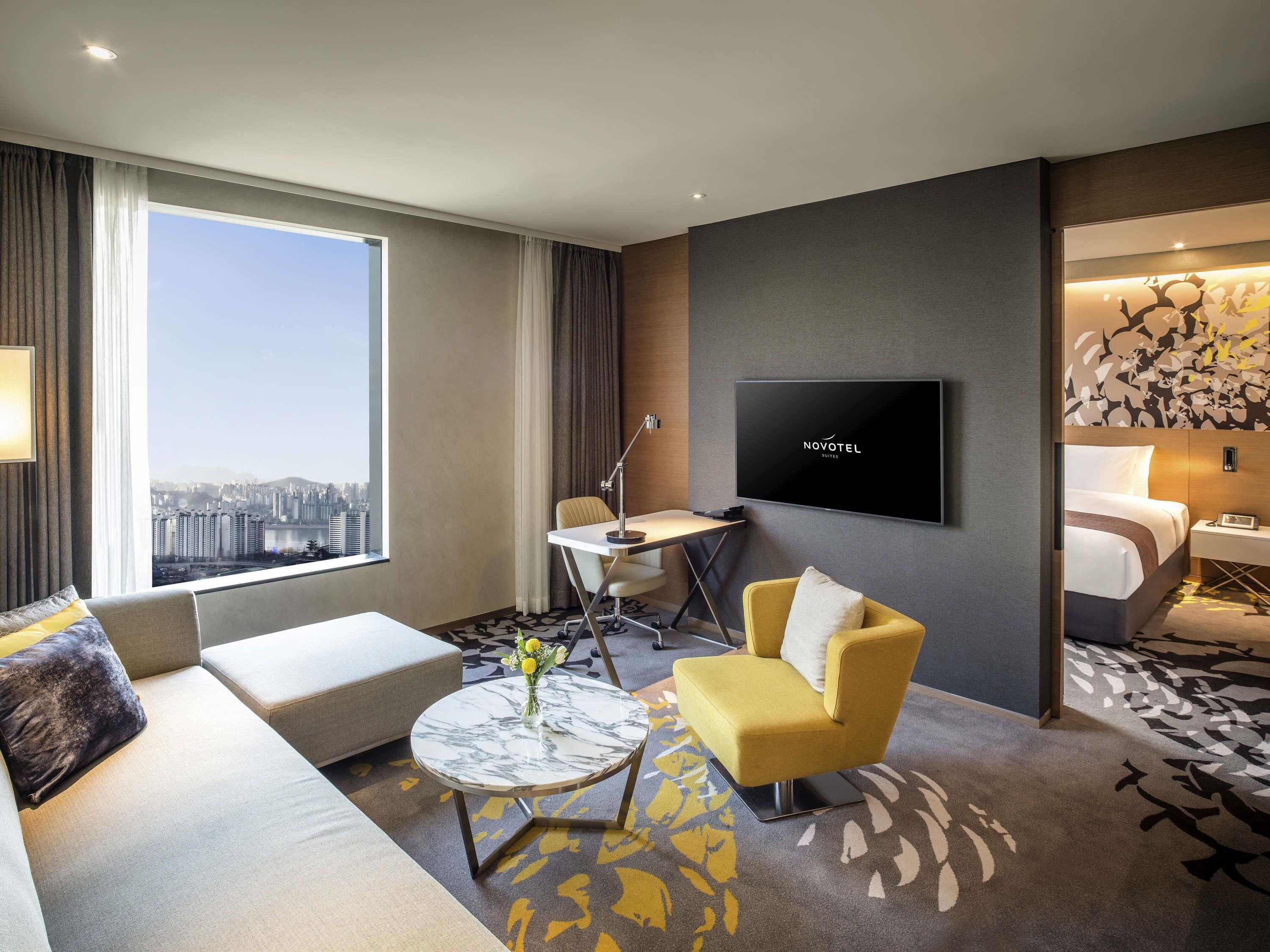 Premium bedding, down comforters, in-room safe, individually decorated