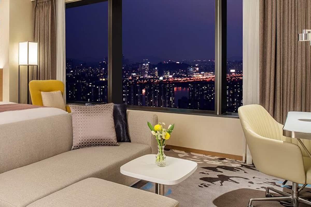 Suite – junior, 1 kingsize-seng | Sengetøy av topp kvalitet, dundyner og safe på rommet