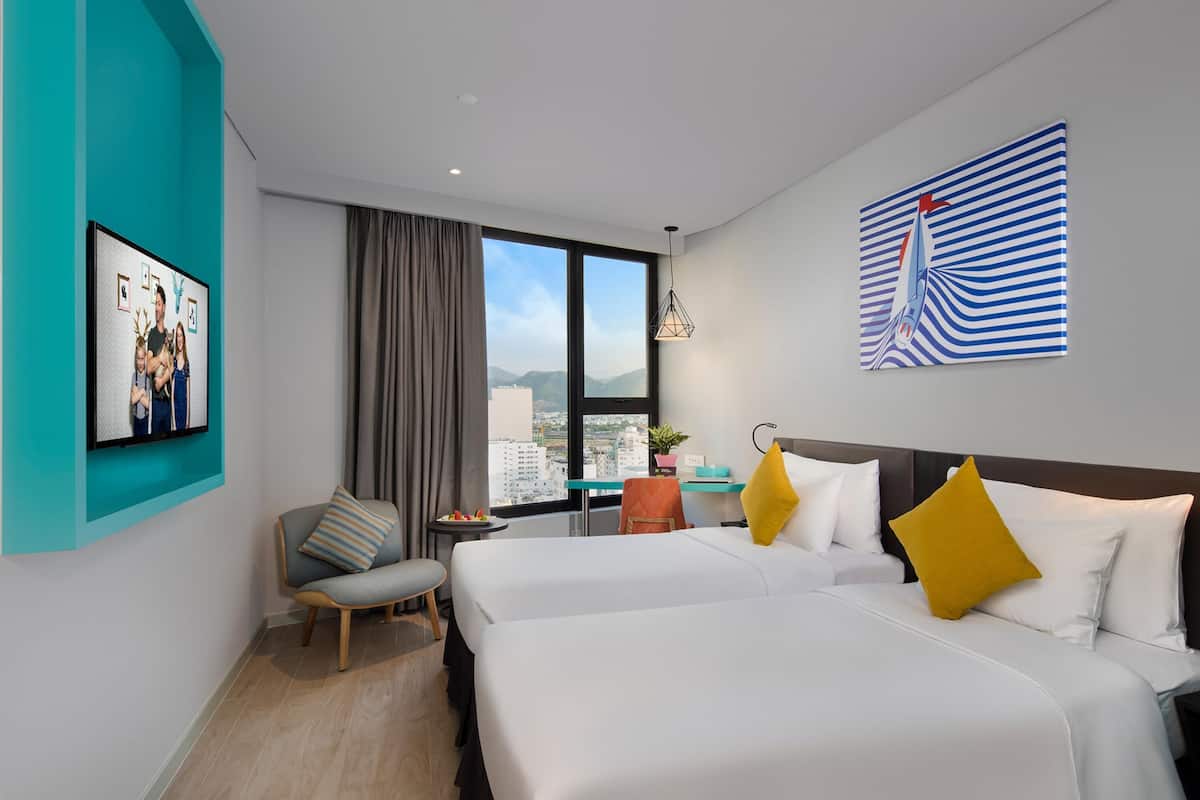 Roupas de cama premium, frigobar, cofres nos quartos, escrivaninha