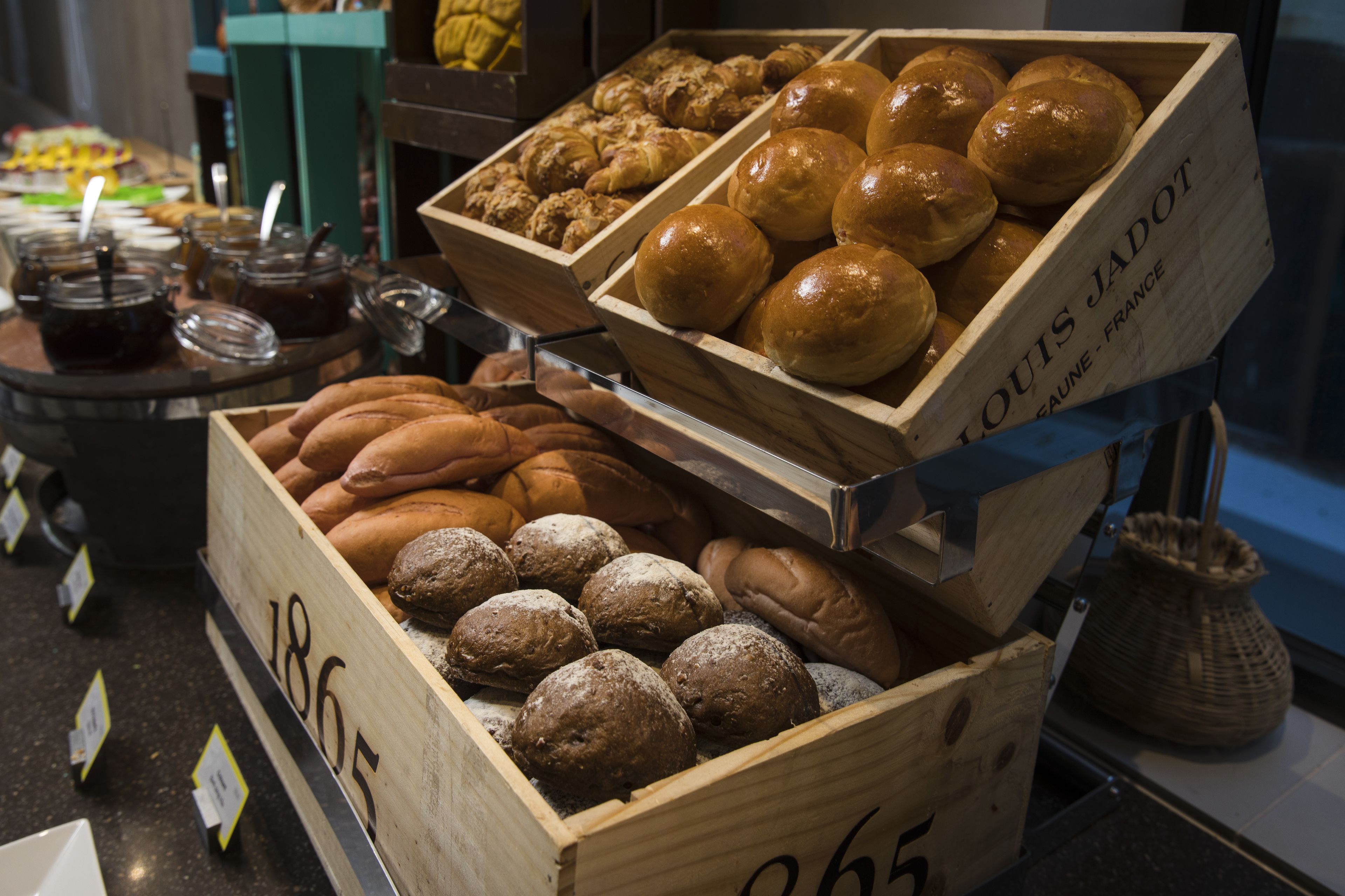 daily buffet breakfast (vnd 150000 per person)