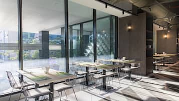 Petit déjeuner, déjeuner et dîner servis sur place