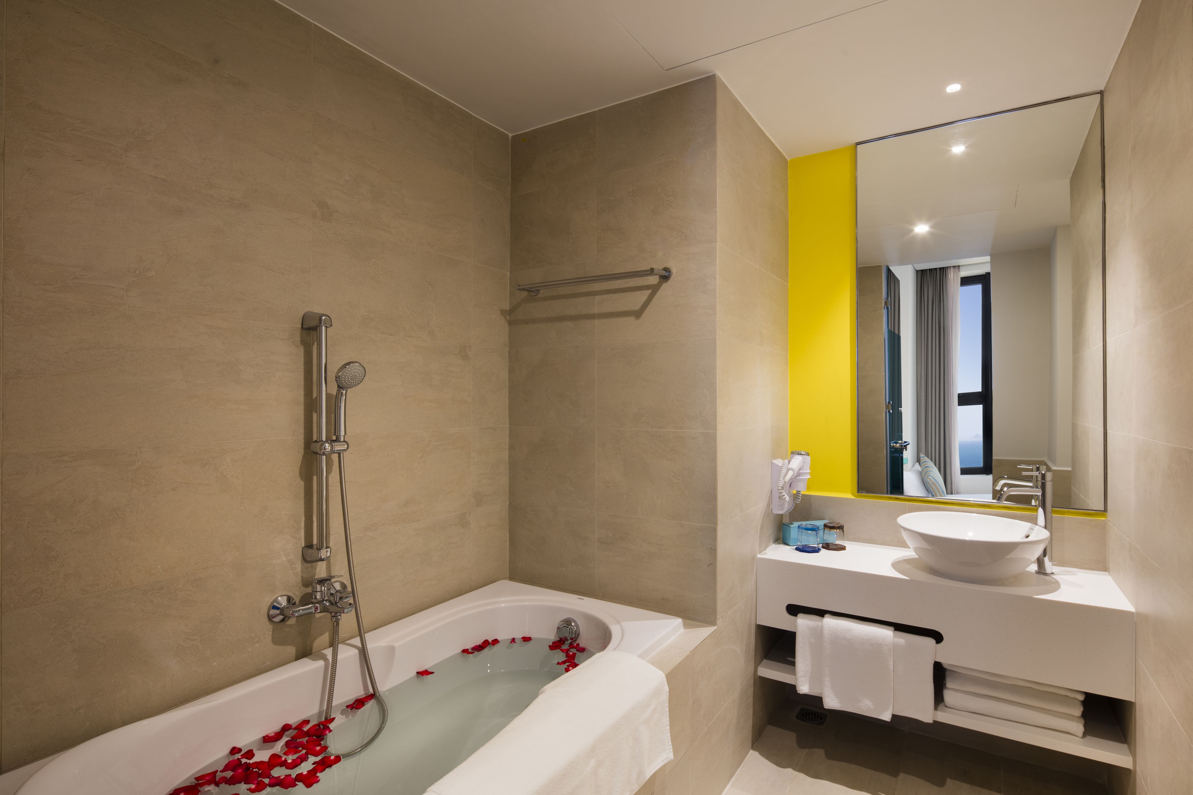 family suite, 1 double bed | bathroom | eco-friendly toiletries, hair dryer, slippers, bidet