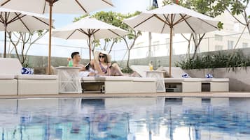 2 piscinas externas, funciona das 6h às 18h, guarda-sóis