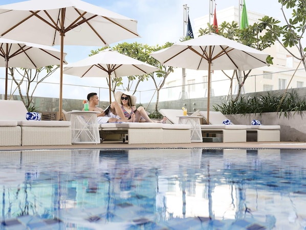 2 개의 야외 수영장, 06:00 ~ 18:00 오픈, 수영장 파라솔, 일광욕 의자