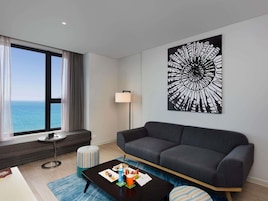 Suite familiar, 1 cama doble | Ropa de cama de alta calidad, minibar, caja fuerte y escritorio