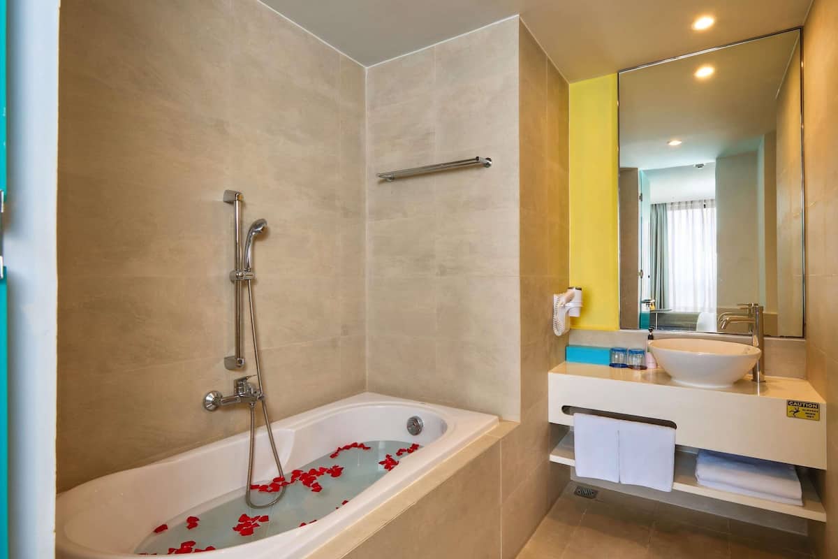 Suite familiale, 1 lit double | Literie de qualité, minibar, coffre-fort, bureau