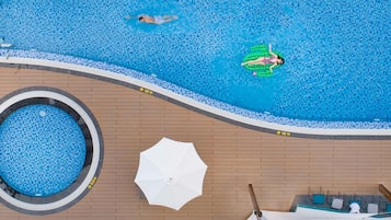 2 piscinas externas, funciona das 6h às 18h, guarda-sóis