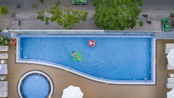 2 piscinas externas, funciona das 6h às 18h, guarda-sóis