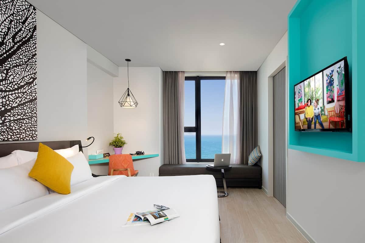 Kahden hengen premium-huone, 1 parisänky | Ylelliset vuodevaatteet, minibaari, tallelokero huoneessa, työpöytä