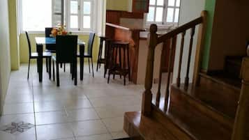 Apartamento família, 3 quartos, sacada, vista para a cidade | Opções para refeição no quarto