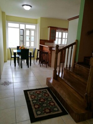 家庭公寓, 3 间卧室, 阳台, 城市景观 | 客房内用餐