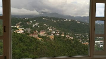 Apartamento família, 3 quartos, sacada, vista para a cidade | Vista do quarto