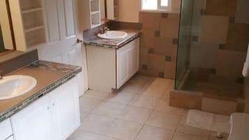 Apartamento família, 3 quartos, sacada, vista para a cidade | Banheiro | Chuveiro/banheira combinados, produtos de toalete grátis