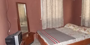 Habitación individual, para no fumadores | Escritorio y ropa de cama