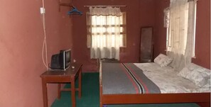 Habitación individual, para no fumadores | Escritorio y ropa de cama