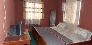 Habitación individual, para no fumadores | Escritorio y ropa de cama